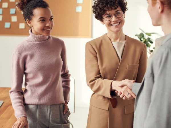 Photo of people doing handshakes 3184301